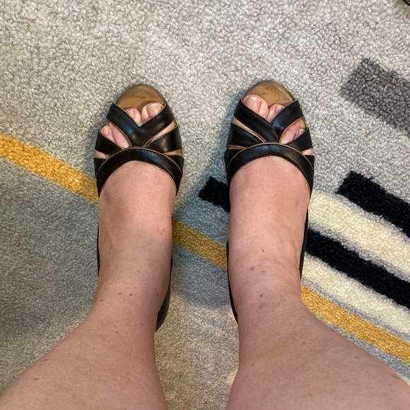 Size 8.5 (I believe) Aerosole Leather Open Toe Pumps w Wooden Heel - Picture 11 of 12